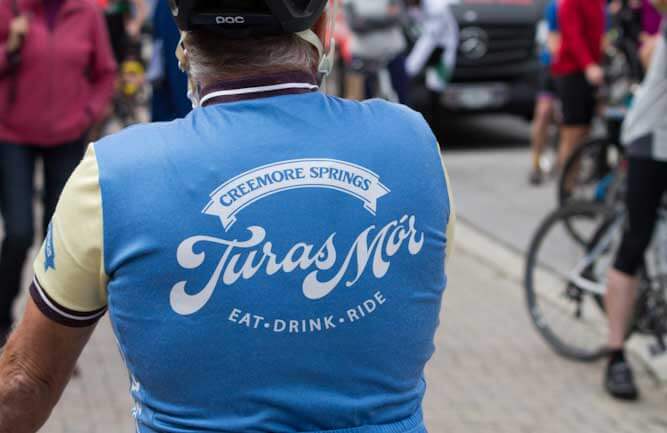 man wearing turas mor shirt