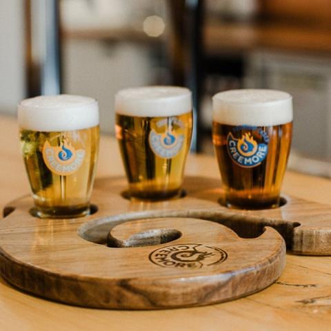 Why settle for one when you can try them all? Join us for a diverse tasting experience and discover your new favourite Creemore brew!🍺

.
.
.
#creemoresprings #creemore #ontario #canada #beerstagram #beerlover #beer #brew #instabeer #localbeer #beerlovers #canadianmade #proudlycanadian #cheers #brewery